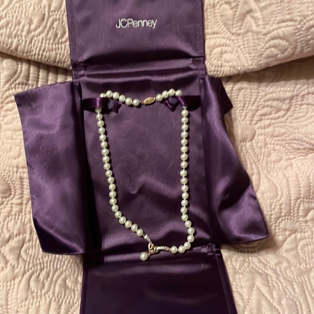 2 sets of pearls one comes with bracelet. The one one has diamonds.